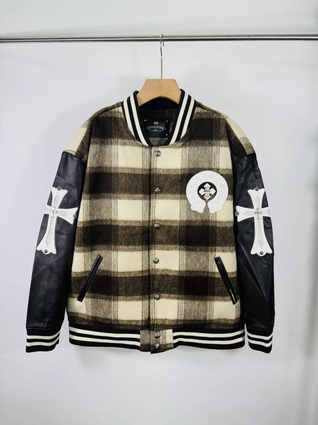 P520 top version 🐮 Real shot without P, ​​different from market products] Chrome Hearts 🍁Winter clothing is coming🍁 Sanskrit cross woolen leather sleeves spliced ​​baseball embroidered cotton jacket, heavy embroidery ➕ both sleeves and whole leather, counter synchronization, heavy industry! ! Customized version of thickened woolen fabric, silk lining, customized version of hardware, not the ordinary version on the market! ! Recommended color: wool plaid with leather Code numbers: S, M, L, XL